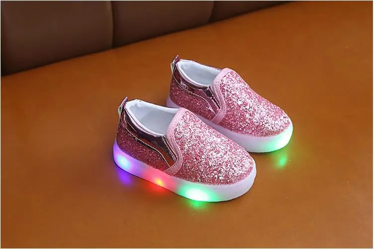 New Children Luminous Shoes Boys Girls Sport Running Shoes Baby Flashing Lights Fashion Sneakers Sequins Little Kid LED Sneakers