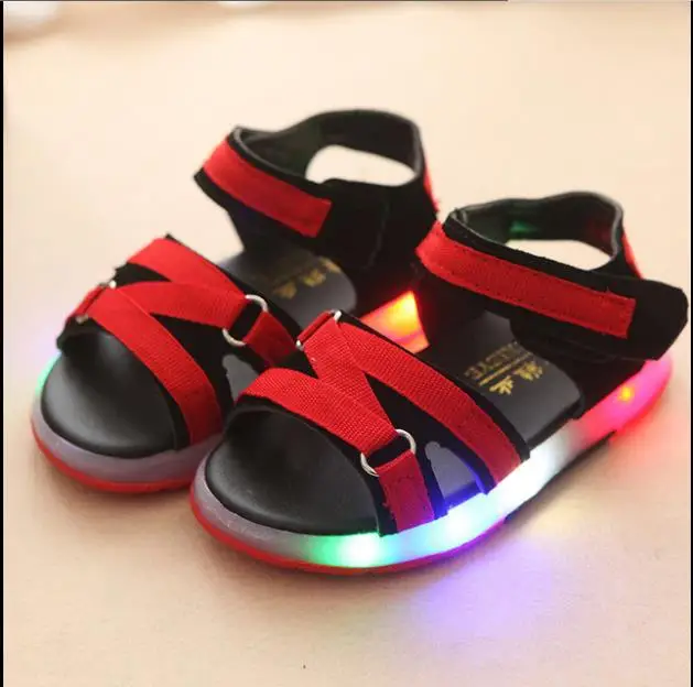 Летние светодиодный сандалии новых детских; низкий каблук; повседневные Нескользящие светодиодный сандалии с подсветкой, спортивный костюм для мальчиков, удобные светящиеся пляжные сандалии обувь