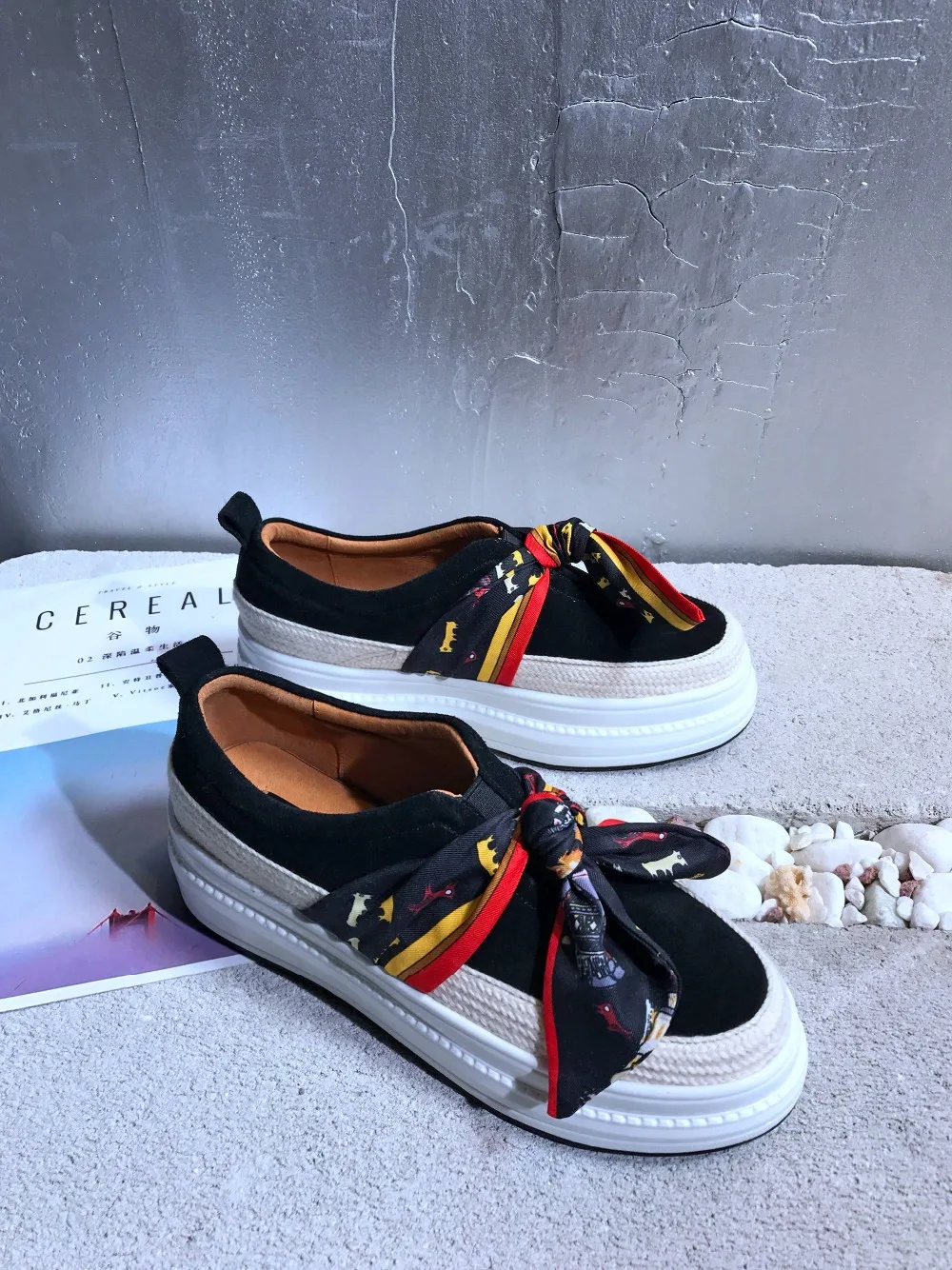 Med Rencontres Concise Glissement 2019 Ruban En Style Véritable Épais L18 Noir Magnifique Sur vert Clair Fond Mocassins Chaussures Vulcanisées Bowtie Plate forme Cuir PZuTwOkXi