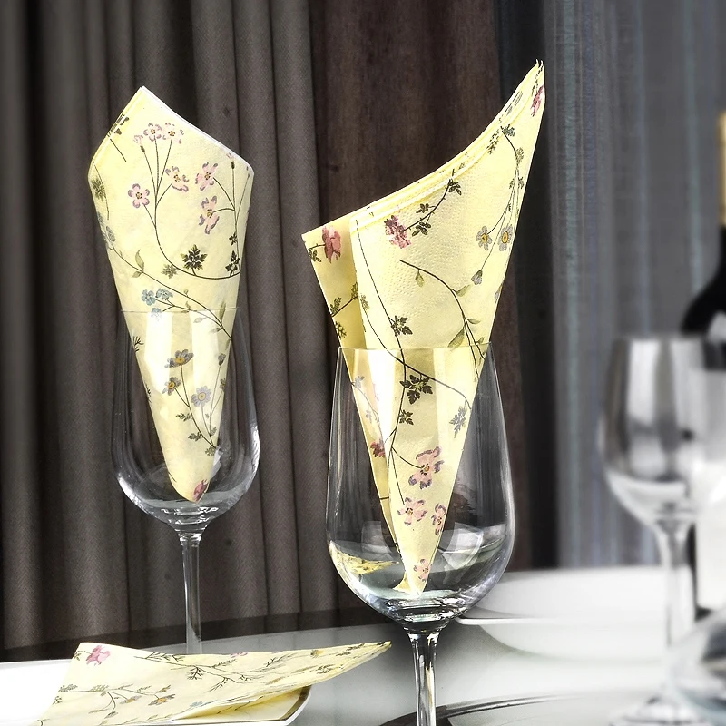 салфетка в бокале тканевая. сервировка салфеток бумажных. салфетки в стакане. салфетки в стакане. салфетки в фужере.