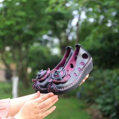 Женские туфли-лодочки из натуральной кожи на среднем каблуке; коллекция года; сезон весна-осень; женские туфли-танкетки на платформе с цветком ручной работы; 6219 - Цвет: black