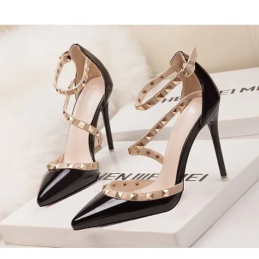 Подиумные туфли-лодочки телесного цвета на высоком каблуке с острым носком и заклепками Модная брендовая женская обувь г. Итальянская обувь с ремешком на лодыжке, размер 34-39 - Цвет: Black