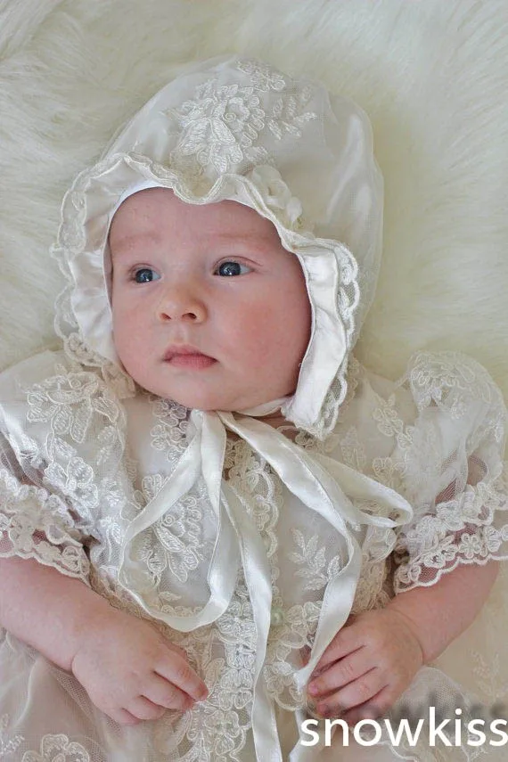 Из двух предметов с кружевной аппликацией для маленьких девочек белый/слоновая кость с коротким рукавом для новорожденных Крещение платье+ чепчик