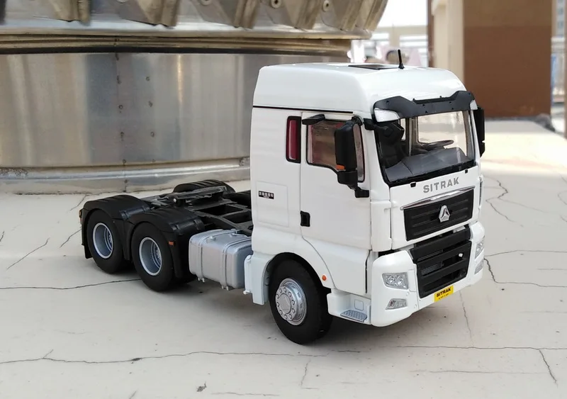 Изысканная модель из сплава 1:36 SinoTruk SITRAK C7H мужская литая игрушка для