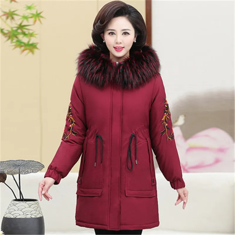 Зимние парки, Женская хлопковая куртка среднего возраста, плюс размер, утепленное пальто с капюшоном, Женское пальто с вышивкой, меховой воротник, теплое пуховое хлопковое пальто - Цвет: Red wine