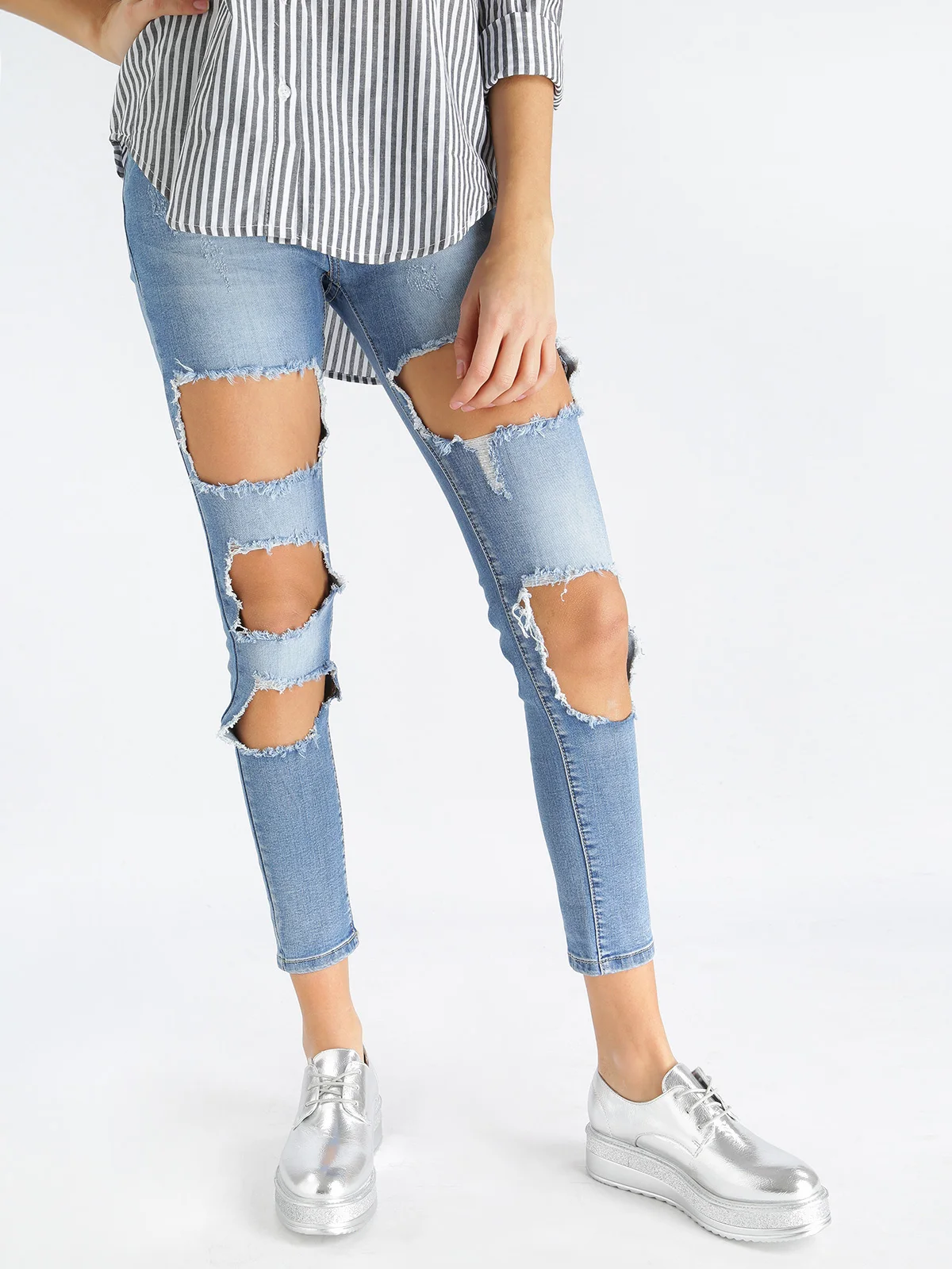 Женщина низкой талией рваные джинсы