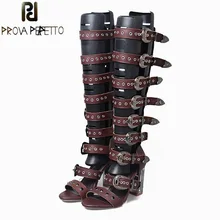 Prova Perfetto/женские летние сапоги; сандалии с заклепками и пряжкой; пикантные сандалии-гладиаторы с открытым носком; прозрачные сапоги до колена на высоком каблуке с кристаллами