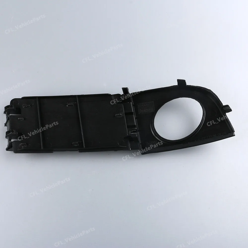 Передний бампер Нижняя решетка с отверстием для противотуманных фар левая 4B0807681AA