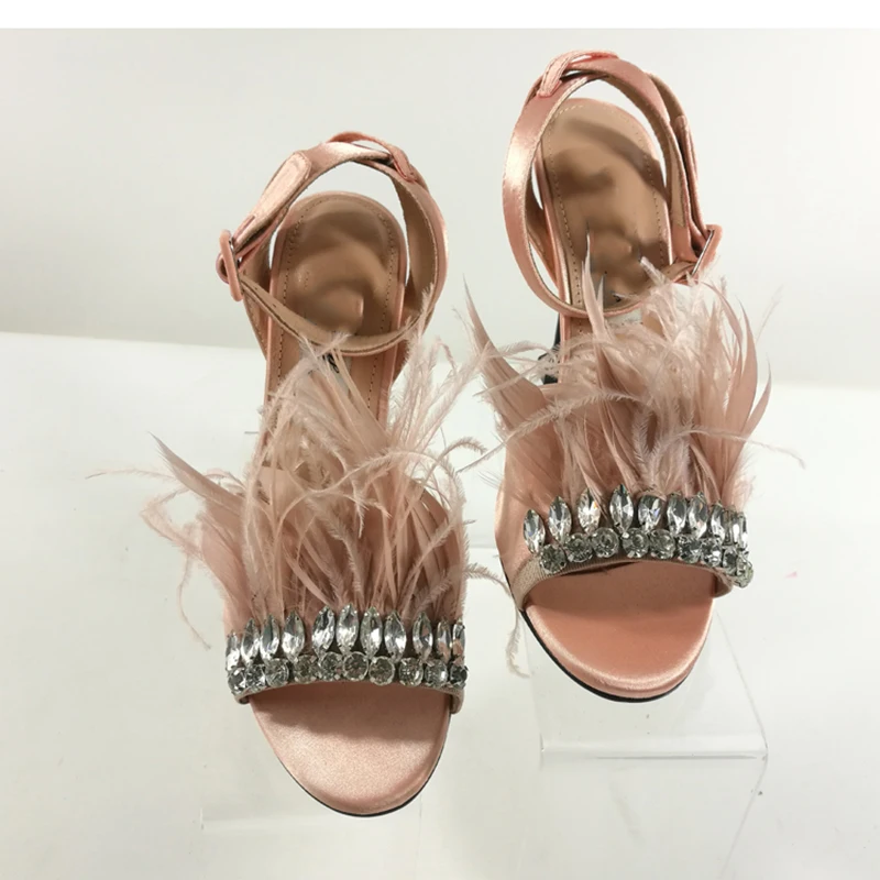 Новинка года; стильные босоножки с открытым носком и украшением в виде кристаллов; женские босоножки на высоком каблуке с одним ремешком и перьями; Женская Летняя шелковая обувь розового цвета; обувь ruway