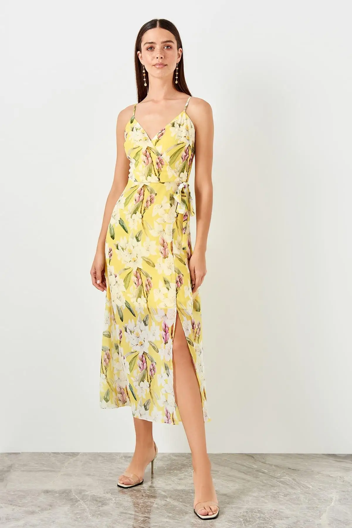 Trendyol желтое платье с цветочным принтом TWOSS19EL0107