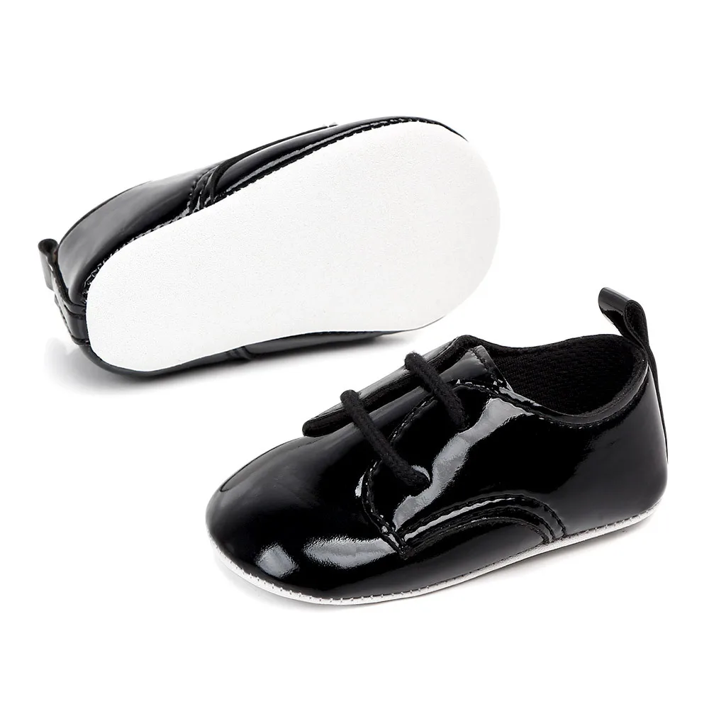 Обувь для новорожденных мальчиков; кожаные мокасины для малышей; повседневные кроссовки с мягкой подошвой для малышей; однотонная обувь белого и черного цвета для прогулок