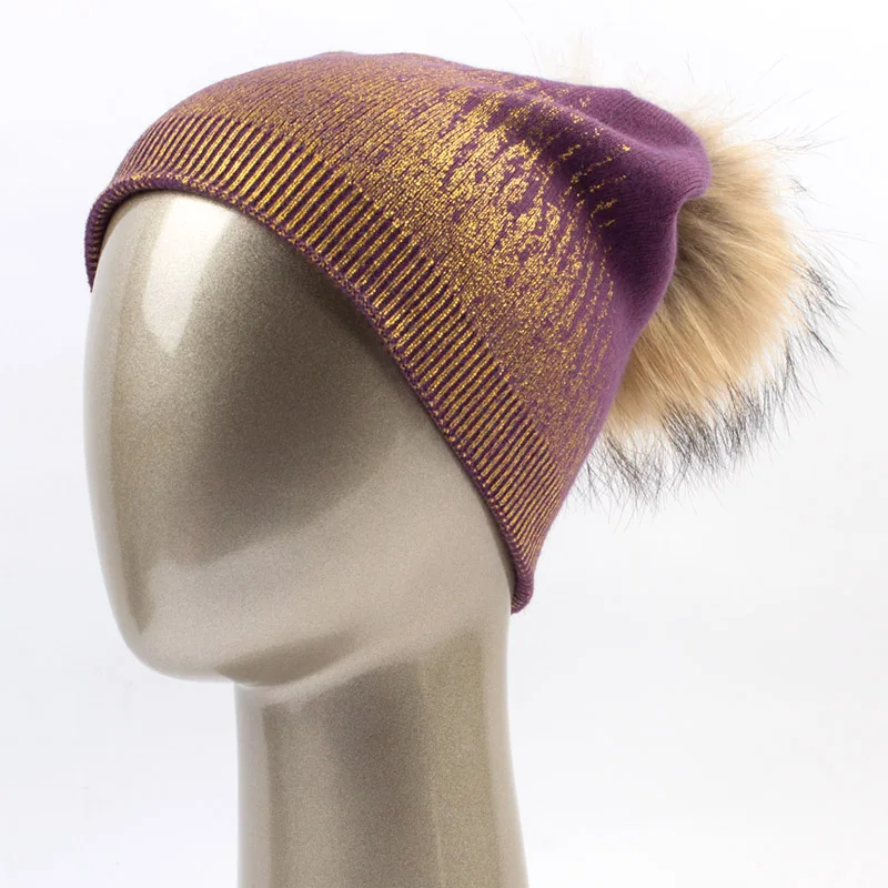 Geebro/зимние женские шапки-бини с серебряным и золотым принтом, повседневные теплые вязаные шерстяные шапки с помпоном из меха енота GS066 - Цвет: Gold Purple A