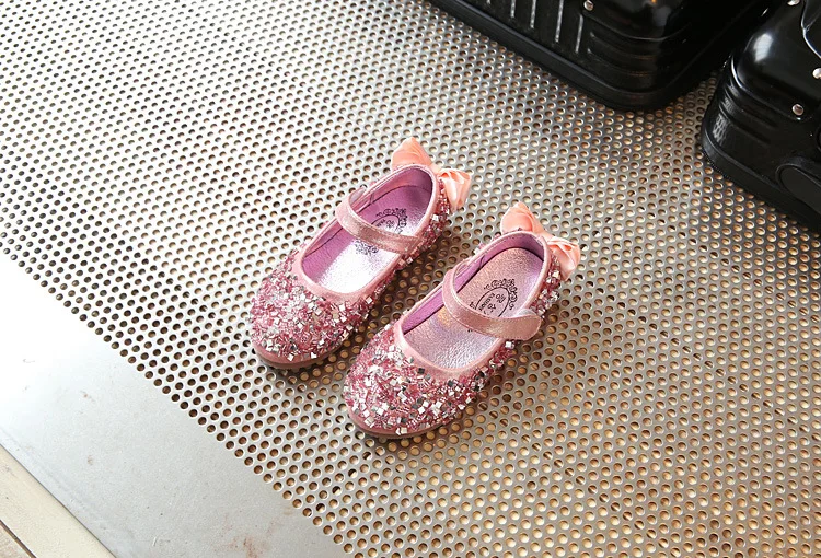 Новинка; Детские блестящие сандалии для принцессы; детская мягкая обувь для девочек; нескользящая обувь на низком каблуке; обувь для вечеринок; цвет розовый, серебристый, золотой