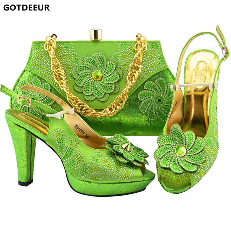 Italie En royal Nigérian peach Assorti purple Dernière Mis Décoré lemon red 2018 Gold Blue Mariage Et Green Chaussures Italiennes Femmes Appliques De Conception Avec Sac qWBBgZpaw