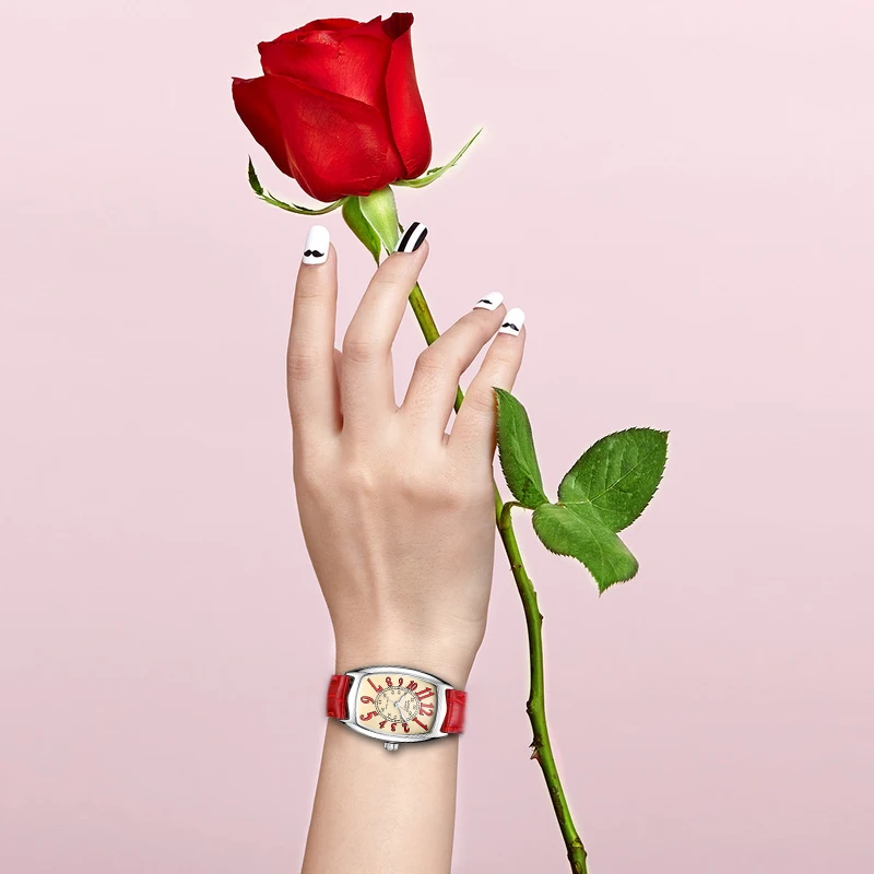 женщина держит розу. девушка держит розу. рыжая девушка держит цветы. девушка протягивает розу. букет "девушке".