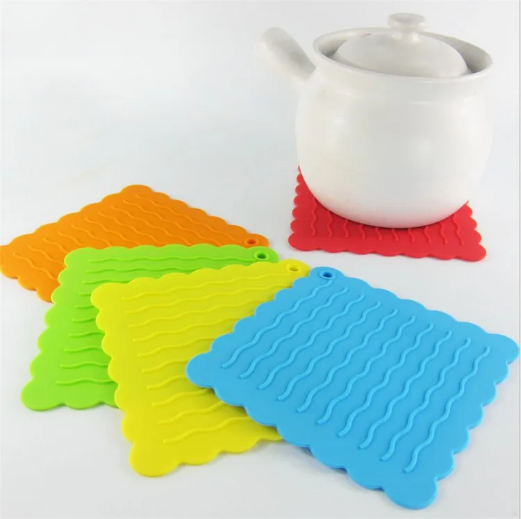 wholesale 300 pcs wavy edge silicone placemats insulation pad