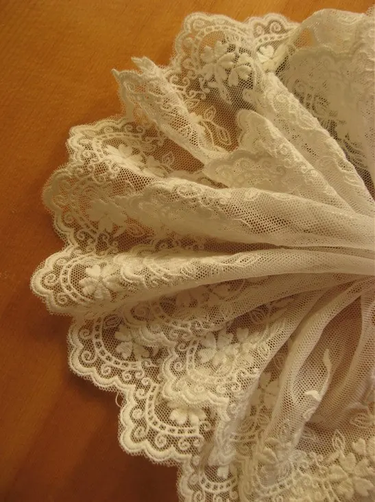 

ivory Embrpidered Bridal, retro floral scalloped , vintage lace trimwscx011h 1yard