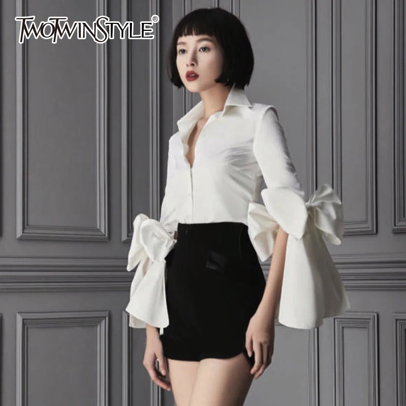 Goedkoop TWOTWINSTYLE Boog Wit Shirt Voor Vrouwen Flare Mouw Grote Size Slim Blouse Tops 2018 Lente Zomer Vrouwelijke Mode OL Kleding