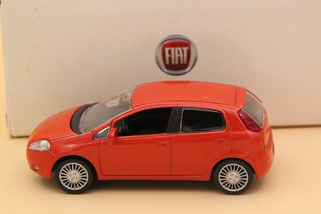 143 Skala Norev Fiat Grande Punto Modele Diecast Zabawki
