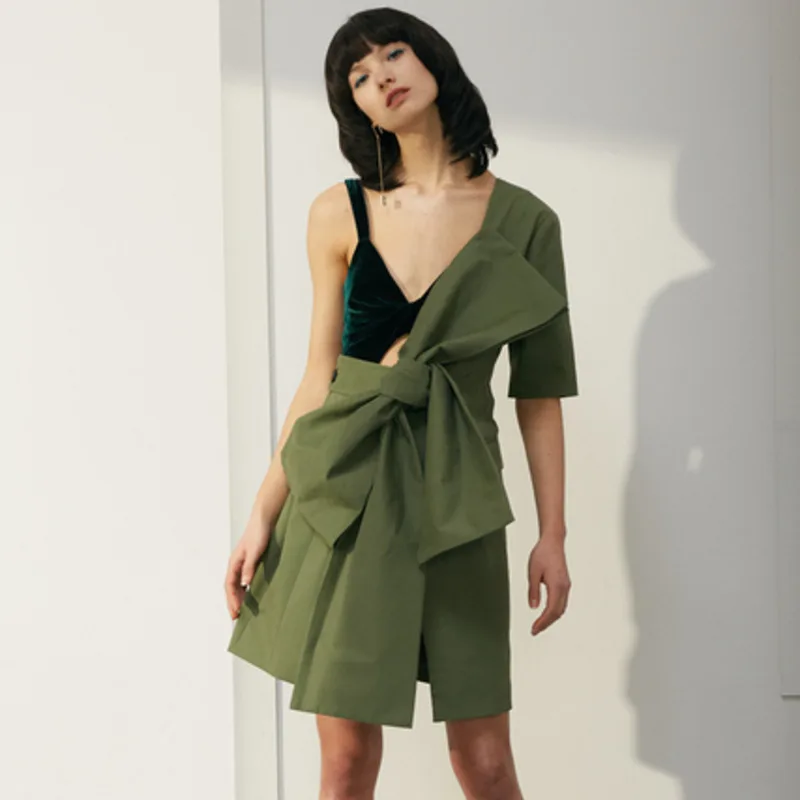 Goedkoop WKOUD EAM 2018 Nieuwe Zomer Effen Kleur Zwart Legergroen Eenvoudige Schouder Grote Boog Losse Jas Vrouwen Mode Jas Tij JA86901S