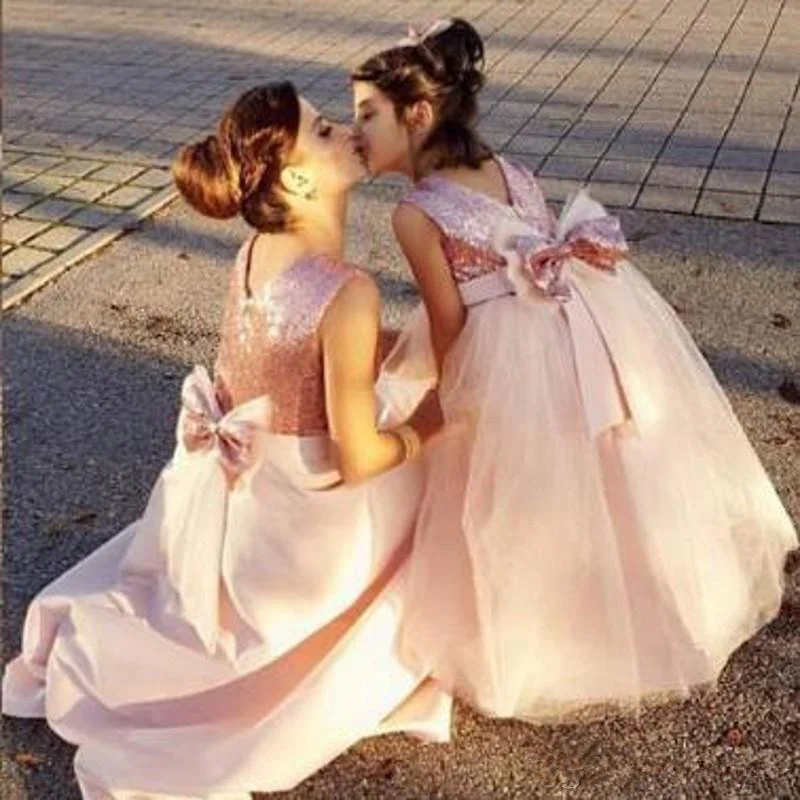 

Lovely Pink Sequin Sleeveless Flower Girl Dresses Shoulder O-Neck Bow Appliques Little Pageant Girls First Communion Dresses