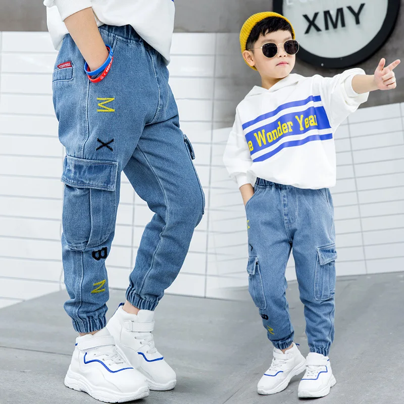 Джинсы для маленьких мальчиков однотонные Повседневные детские джинсы с надписями, подходящие ко всему, штаны для милых девочек и мальчиков, крутая Мода г. Весна