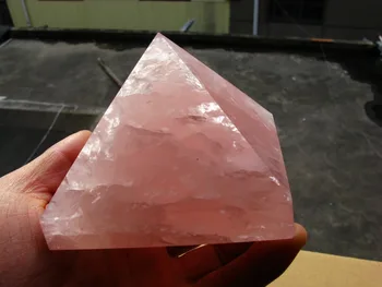 

PRETTY NATURAL PRETTY ROSE CRYSTAL PYRAMID HEALING 870g
