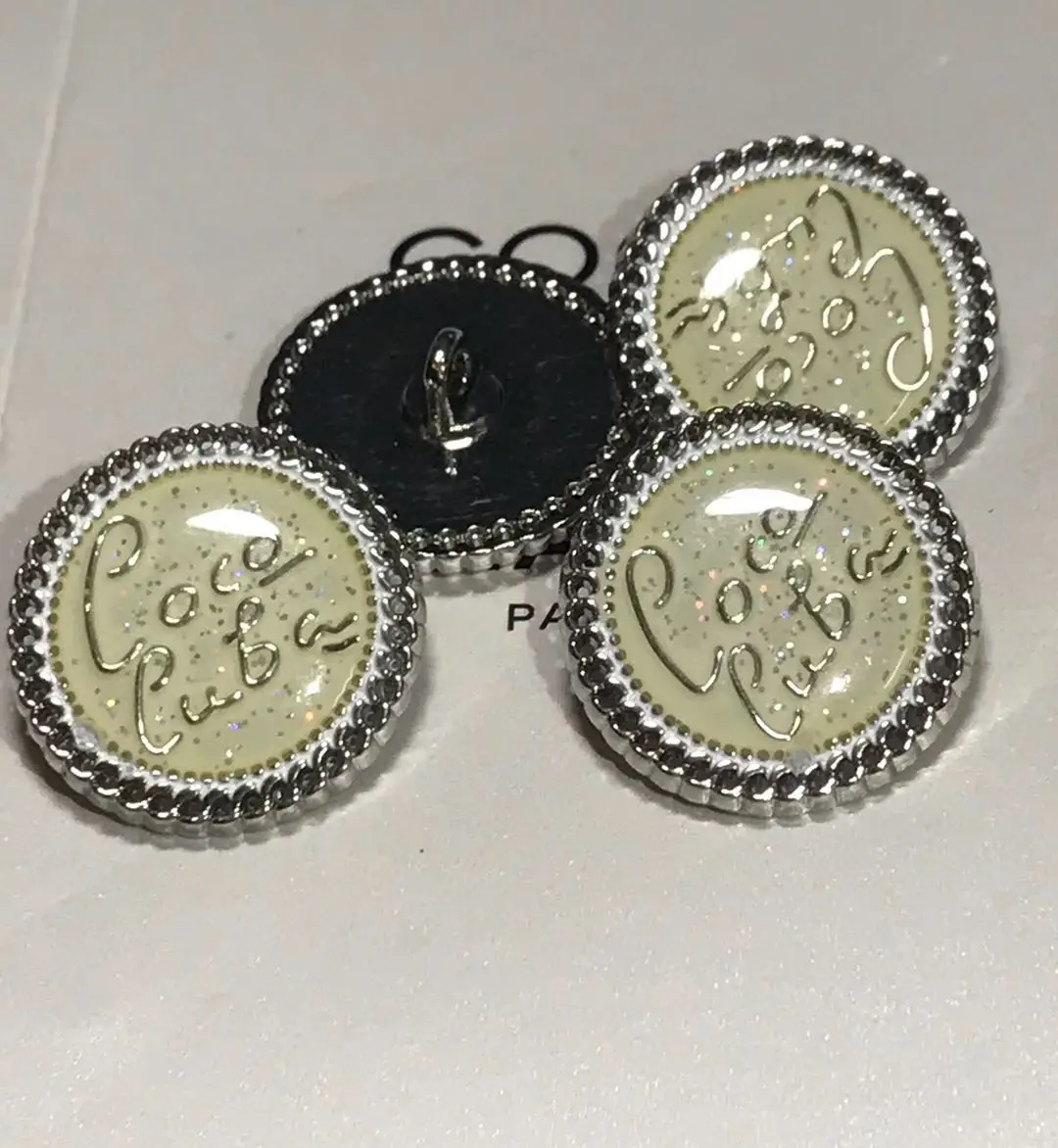 

The new metal buttons are suitable for shirts, suits, overcoats, cashmere, bags, shoes, hats, etc. 10 piece suit