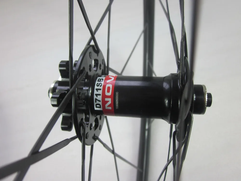 

Cyclo-Cross bicycle carbon front wheel, 24mm deep, 3K glossy finish, 24 holes, Novatec D711SB light disc hub, cx bike aero spoke