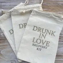 Пользовательские Drunk in Love Свадьба Первая помощь похмелье комплект ювелирных изделий пользу муслин Сумки девичник курица Девичник сувениры