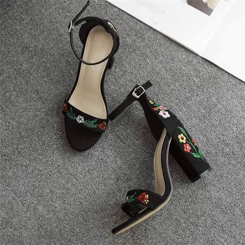 Для женщин летние Фетиш на высоком каблуке 11 см мохнатые сандалии женские туфли-лодочки с ремешком на женский ремень вышивать цветок Роскошные Блок каблуки обувь