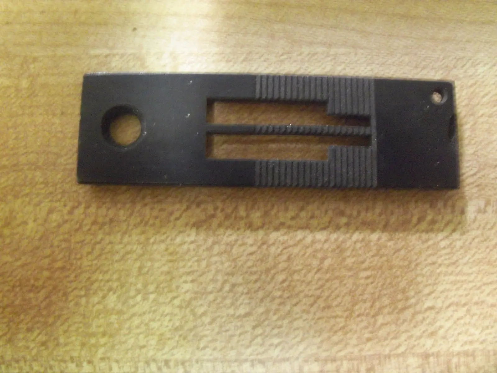 

SINGER NEEDLE PLATE INDUSTRIAL DOUBLE NEEDLE MODEL 112W 212G Pt # 223884 1/4"