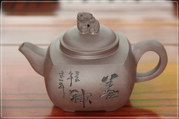 

Chinese Yixing tea pot for the Kung Fu tea set, pu er teapot's name: "Strengthen the power of the spirit", 200 ml