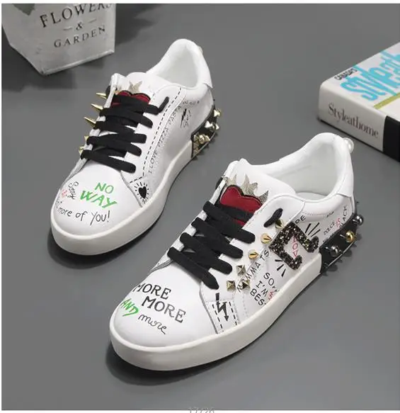 

2018 Spring Autumn Rivets Decor Casual Low Heels Round Toe Cross-tied Shoes Women Designer Woman Fashion Lace-up Zapatos Mujer