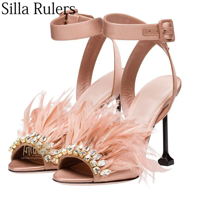 Новинка года; стильные босоножки с открытым носком и украшением в виде кристаллов; женские босоножки на высоком каблуке с одним ремешком и перьями; Женская Летняя шелковая обувь розового цвета; обувь ruway