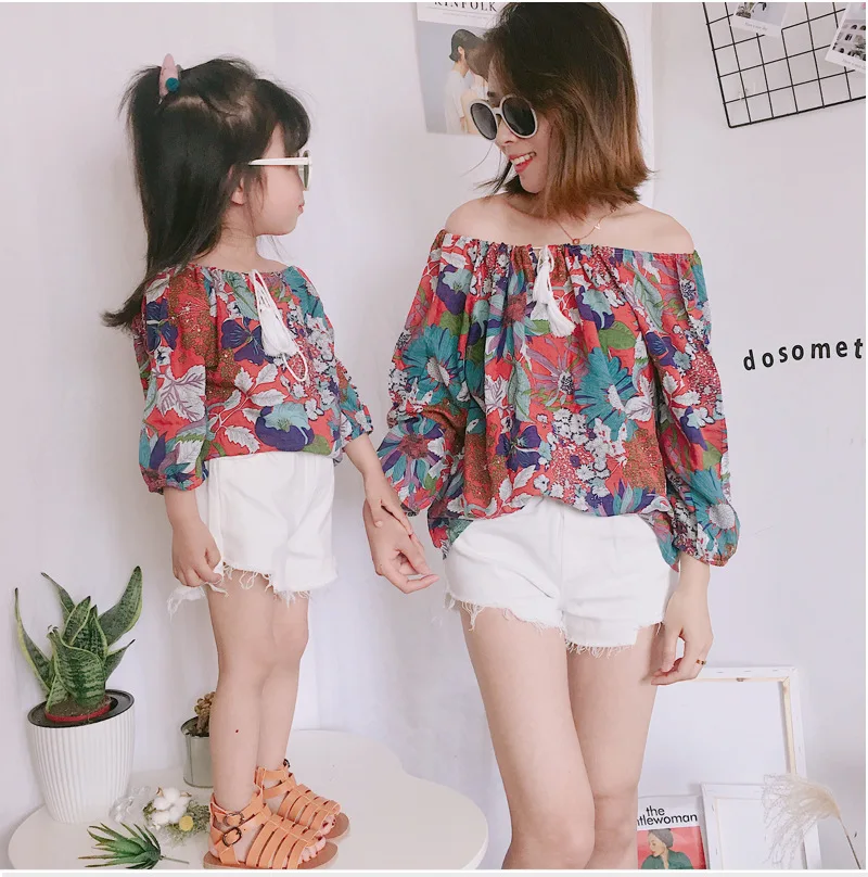 Сезон: весна–лето Новая мода Shoulderless футболка одежда для матери и дочери; праздничные костюмы с цветочным принтом футболки для девочек