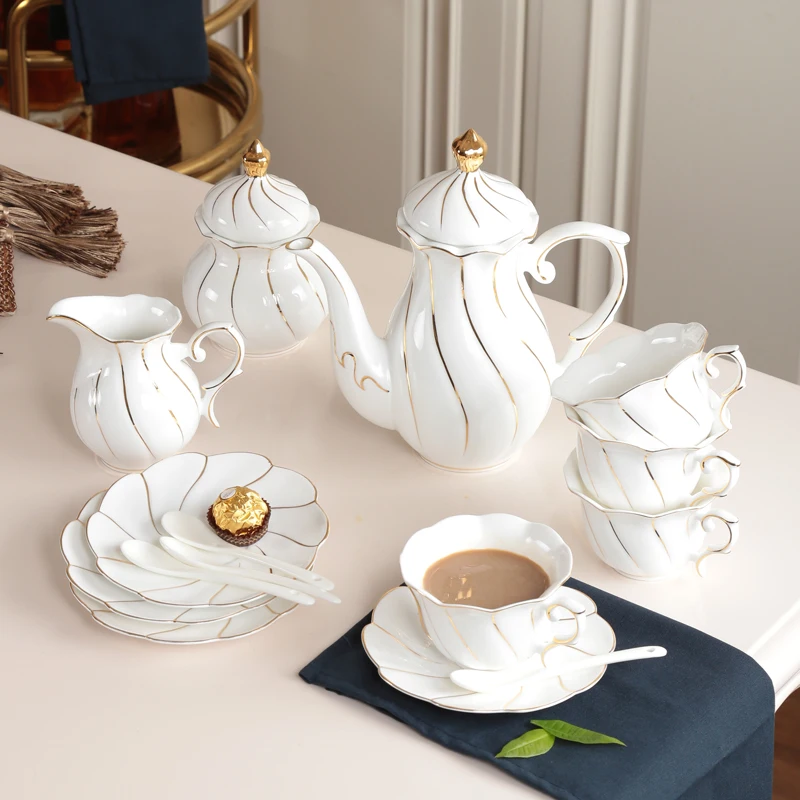 مجموعة أدوات المائدة غرامة العظام الصين طبق عشاء من الخزف مجموعة CoffeeWare مجموعة الأنسجة مربع منفضة سجائر طقم فناجين قهوة طبق