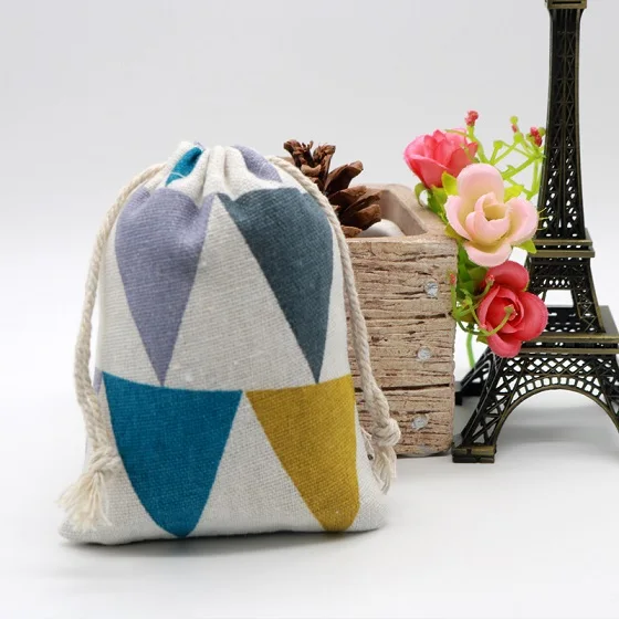 10pcs/lot Cute Linen Drawable Cotton Bags 9x12cm Handmade Travel Packaging Pouches Dry Small Cloth Jewelry Cotton Bags for Party - Цвет: colorful triangle