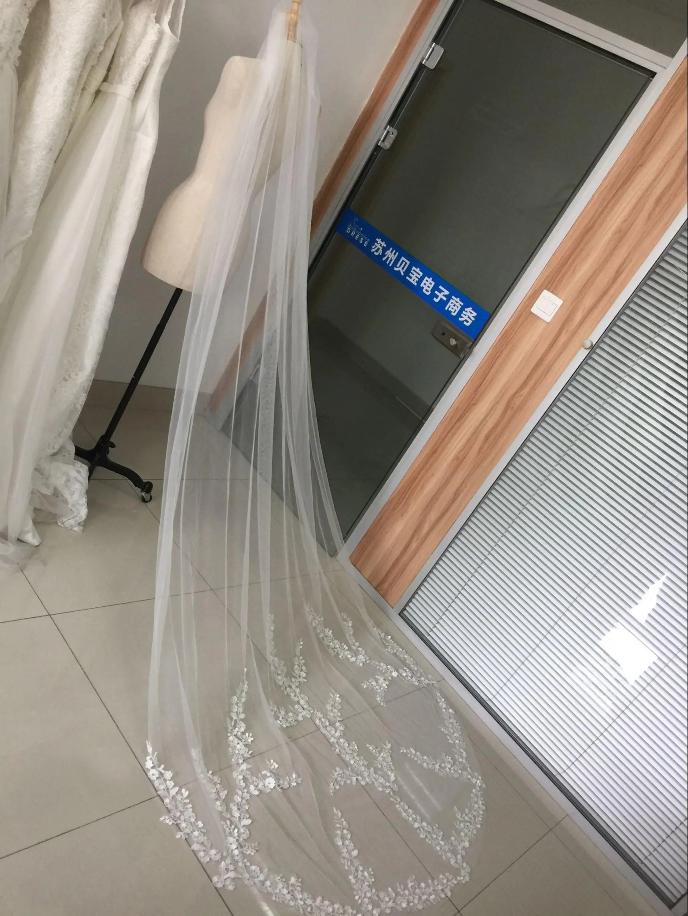 2019 реальное изображение 3 метров один Многоуровневое Кружева длинным Элегантный, Свадебный, для невесты Фата с расческой вэу-де-noiva