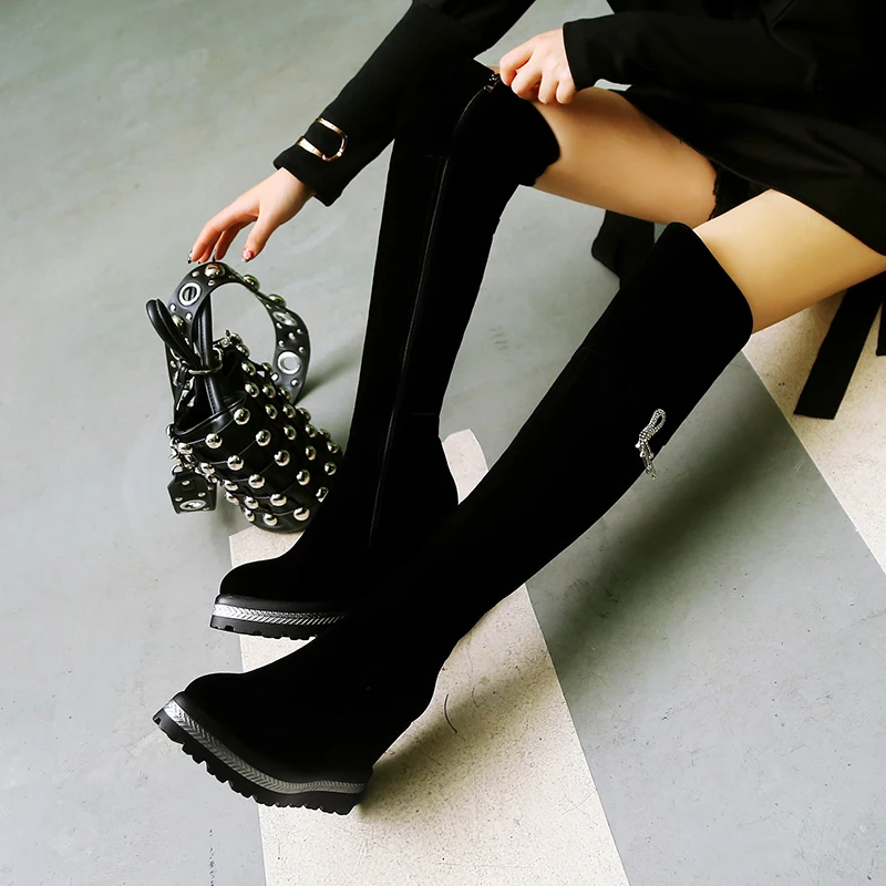 WETKISS/флоковые женские сапоги на высоком каблуке; женские Сапоги выше колена с острым носком, на молнии, украшенные стразами; обувь на платформе; женская обувь; коллекция года; Цвет Черный