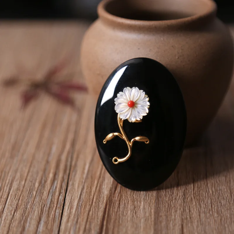 

Amxiu Customized Italian Design Natural Agate Shell Brooch Pins Pendant Simple Flower Shape Jewelry for Women Lady Special Gifts