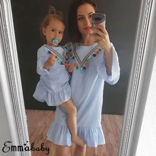 Модель 2018 года платье для мамы и дочки с длинным рукавом Расклешенным в полоску