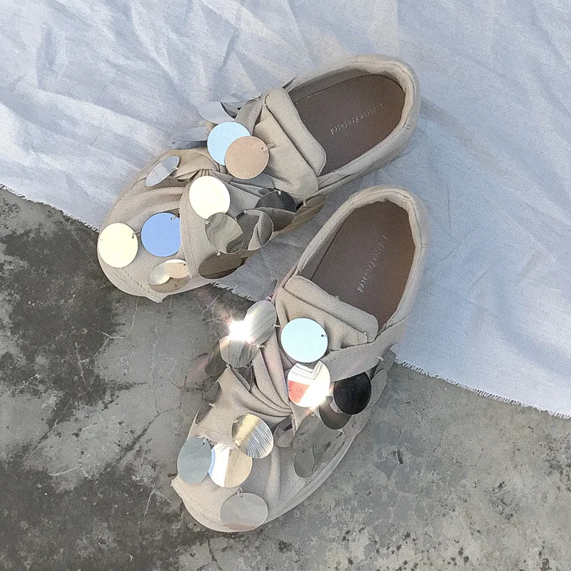 

2018 autumn new flat shoes fashion retro sequined pleated canvas shoes simple casual shoes women.