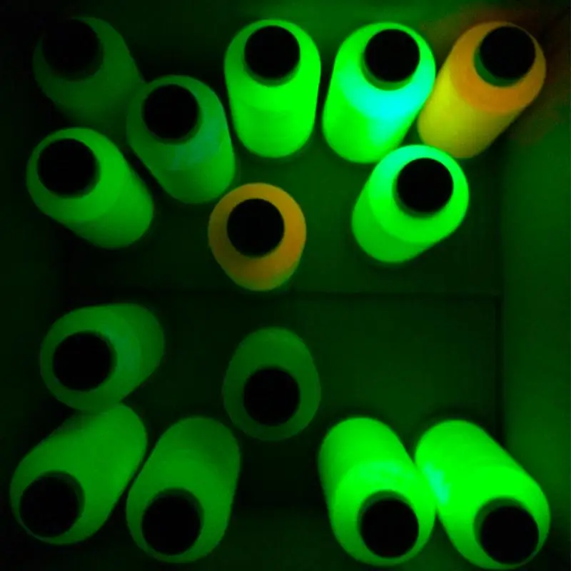 1000 ярдов Катушка светится в темноте машина DIY вышивка нить для шитья 8 цветов на выбор