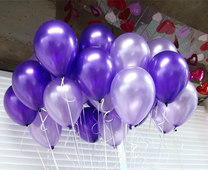 фиолетовые шары. фиолетово белые шары. композиции из шаров. фиолетовые шары композиции. голубой шарик.