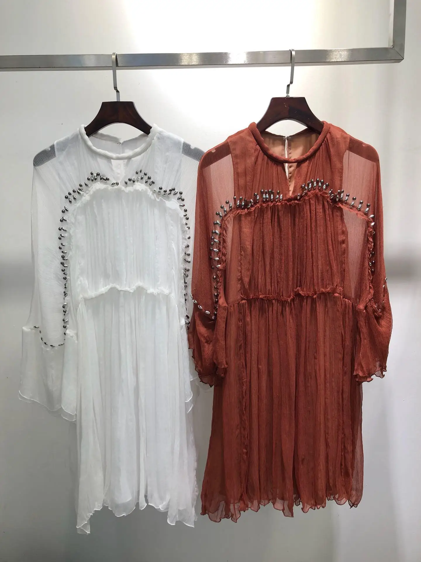 

2019 new ladies fashion long-sleeved round neck silk rivet dress 0717