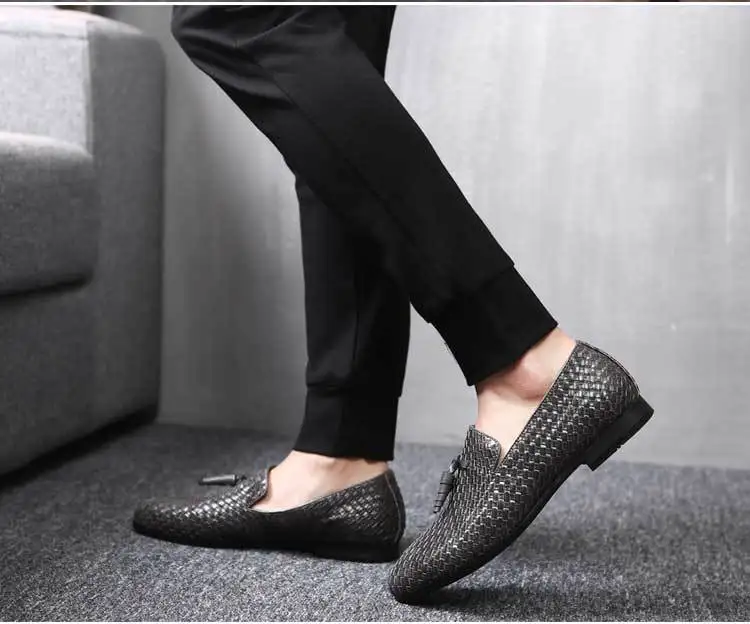 QFFAZ/брендовая мужская обувь; Новинка года; дышащие удобные мужские лоферы; Роскошные плетеные мужские туфли на плоской подошве с бахромой; мужская повседневная обувь; большой размер 48