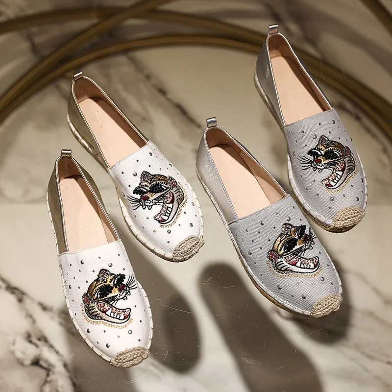 

Hot Shoes Woman Leather Flats Tiger Embroider Round Toes Loafers Crystal Rivets Espadrilles Ladies Shoes Zapatos De Mujer Shoes