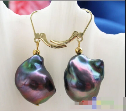 Een 19mm barok pauw zwarte KESHI REBORN PEARL dangle earring