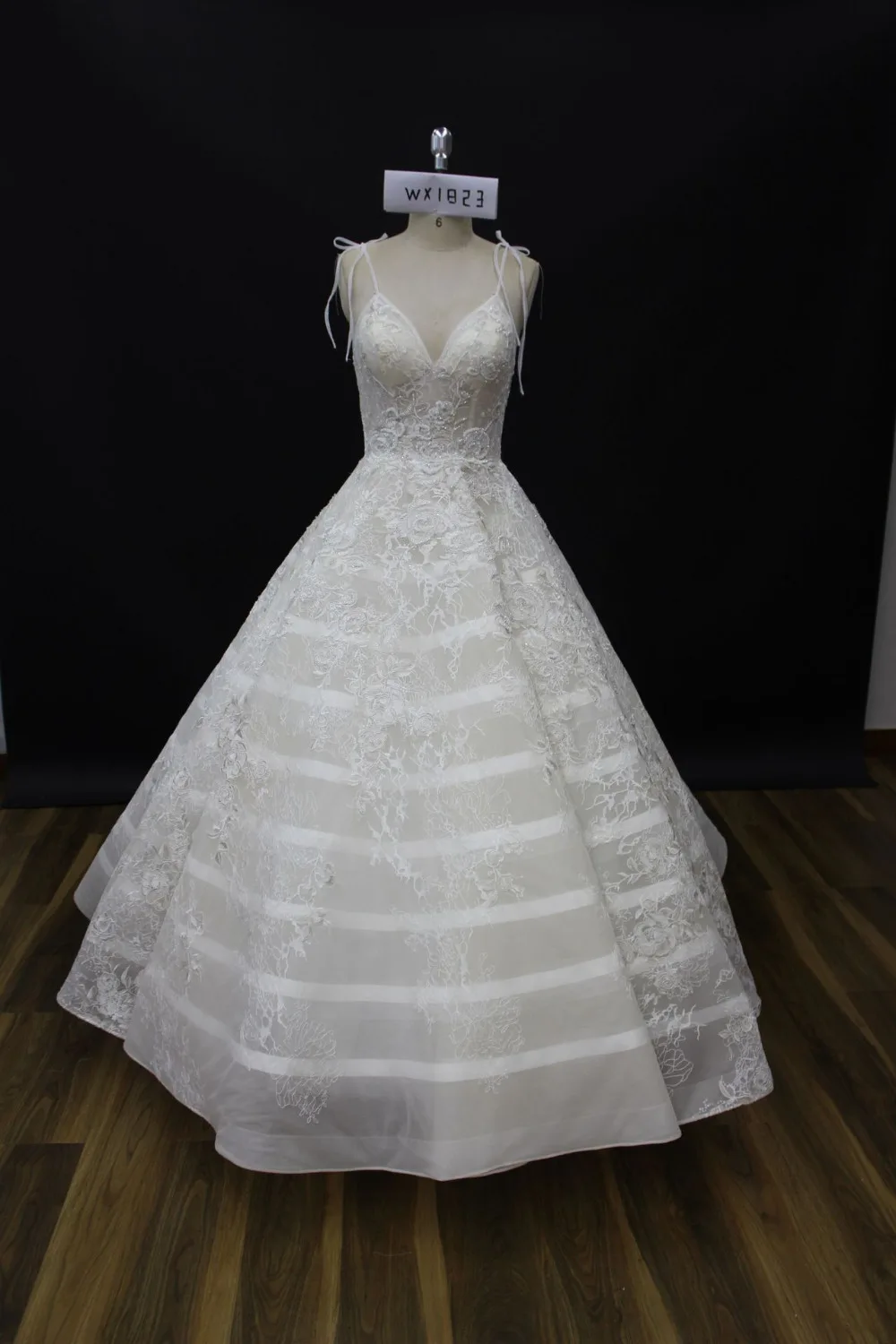 

Boho Wedding Dress 2019 Sexy Backless Spaghetti Straps Lace Appliques Crystal Beach Wedding Gown Vestido De Casamento W161